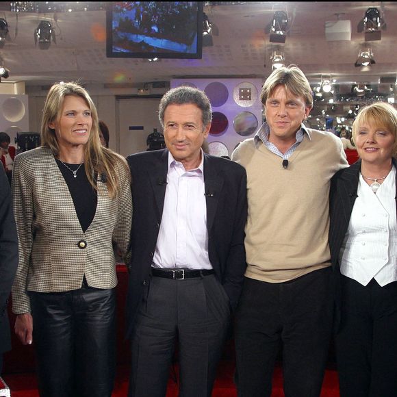 Paris (France), le 28 janvier 2004. Benoît Poelvoorde, Kathalyn Jones Mann, Michel Drucker, Claude François Jr, Isabelle Forêt et Marc François assistent à l'enregistrement de l'émission « Vivement Dimanche : Spécial Claude François ». © Jean-Jacques Datchary/ABACA.