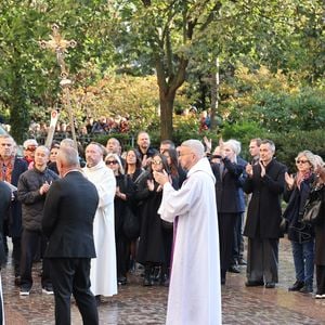 Ramatoulaye Diop, la compagne du défunt, Jean-Paul Rouve, Jean-Michel Ribes applaudissent le cercueil de M.Blanc à la sortie de l'Eglise - Sortie des Obsèques de Michel Blanc en l'église Saint-Eustache à Paris, le 10 octobre 2024. 
© Moreau / Jacovides / Bestimage