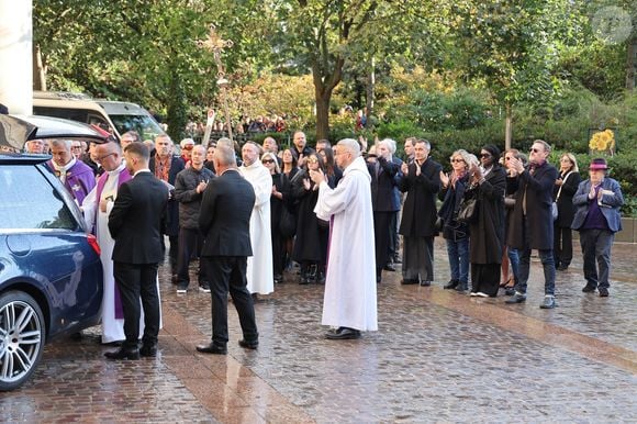 Ramatoulaye Diop, la compagne du défunt, Jean-Paul Rouve, Jean-Michel Ribes applaudissent le cercueil de M.Blanc à la sortie de l'Eglise - Sortie des Obsèques de Michel Blanc en l'église Saint-Eustache à Paris, le 10 octobre 2024. 
© Moreau / Jacovides / Bestimage