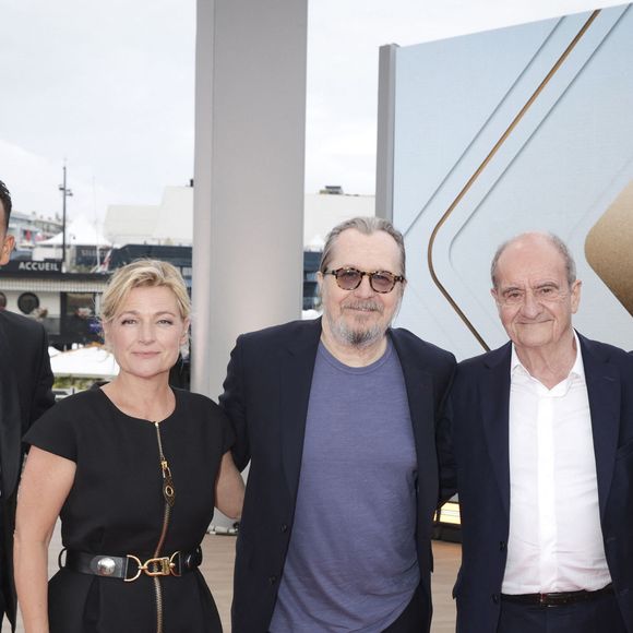 Exclusif - Mohamed Bouhafsi, Anne-Elisabeth Lemoine, Gary Oldman, Pierre Lescure, Patrick Cohen sur le plateau de l'émission "C à vous" le 20 mai 2014 lors du 77ème Festival International du Film de Cannes pour une diffusion le 21 mai. © Jack Tribeca / Bestimage