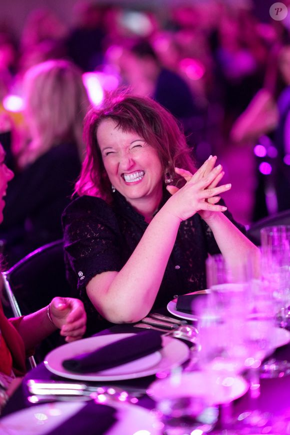 Anne Roumanoff lors de la soirée annuelle de gala de l'association Hope au pavillon Gabriel à Paris le 14 octobre 2025.
L’association HOPE propose, à travers l’équithérapie et de nombreux ateliers artistiques, un accompagnement destiné aux femmes qui, après l’annonce de leur cancer, souhaitent se reconstruire émotionnellement et retrouver confiance en elles, au-delà du parcours médical.

© Anne-Sophie Guebey / Bestimage