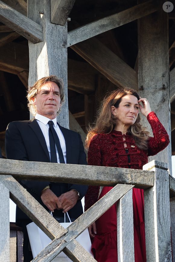 Prévoyant, le couple a même associé leur fille Amalia à ses projets.

Anne Claire Coudray et son compagnon Nicolas Vix à la fête du Bontemps au Château Smith-Haut-Lafitte à Martillac près de Bordeaux, France, le 28 avril 2023. Anne Claire Coudray a été intronisée dans la Commanderie du Bontemps aux côtés de Stéphane Bern et Tony Parker. Photo par Thibaud MORITZ/ABACAPRESS.COM