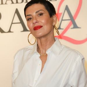 L’animatrice et ancienne mannequin, connue pour son célèbre "ma chérie" dans ses émissions de mode, a expliqué avoir été victime d’un accident dans les rues de Paris alors qu’elle cherchait son chemin.

Cristina Cordula - Première du film "Le Diable s'habille en Prada (The Devil wears Prada 2)" au cinéma Le Grand Rex à Paris 2026
© Guirec Coadic/Bestimage