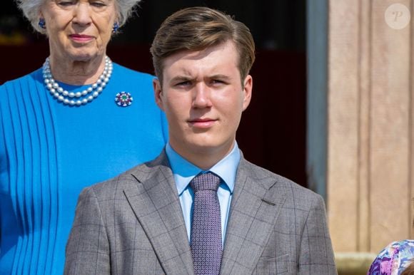 À l'occasion de son 85e anniversaire, la reine Margrethe assiste à un concert du Royal Life Guards Band dans la cour intérieure du palais de Fredensborg. Photo by Backgrid USA / Bestimage