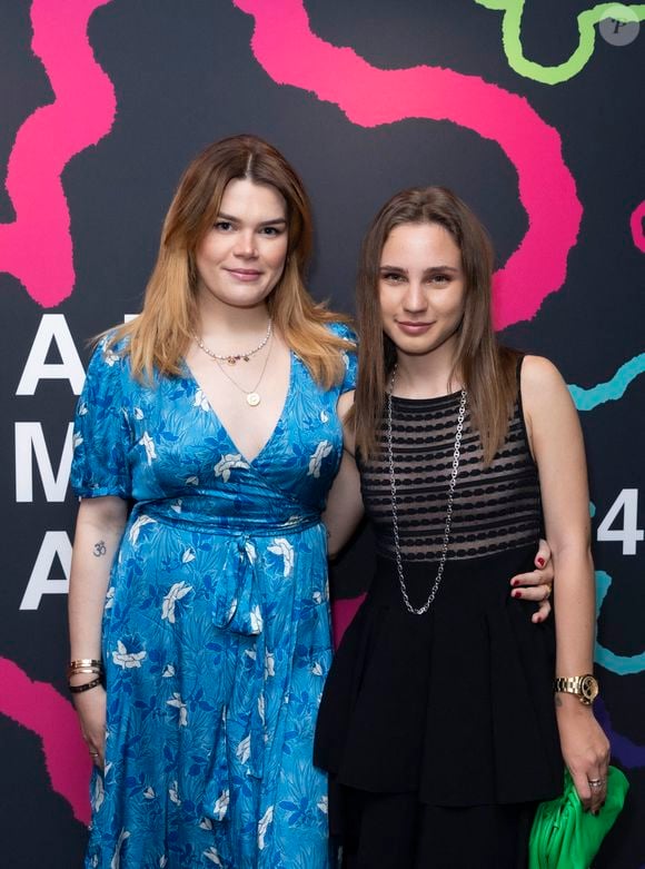 Camille Gottlieb, Rebecca Simonet -  Photocall de la soirée des 40 ans du bijoutier "APM Monaco" à la plage La Môme lors du 75ème Festival International du Film de Cannes le 21 mai 2022. © Jack Tribeca / Bestimage
