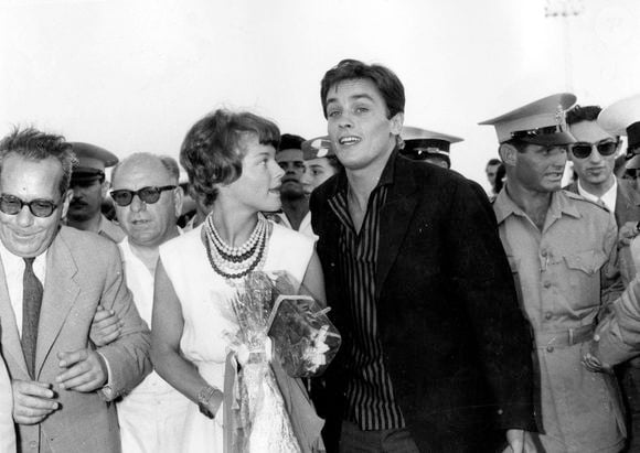 9 juillet 1960 - Athènes, Grèce - C’est lors du tournage de Christine que Romy Schneider est tombée amoureuse de l’acteur français Alain Delon, qui partageait l’affiche du film. Schneider s’est fiancée à Delon en 1959. Ce fut un moment charnière dans sa vie personnelle et professionnelle. PHOTO : Le couple arrivant à Athènes. (Crédit image : ? Keystone Press Agency/ZUMA Press Wire)