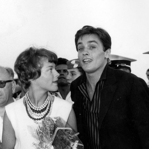 9 juillet 1960 - Athènes, Grèce - C’est lors du tournage de Christine que Romy Schneider est tombée amoureuse de l’acteur français Alain Delon, qui partageait l’affiche du film. Schneider s’est fiancée à Delon en 1959. Ce fut un moment charnière dans sa vie personnelle et professionnelle. PHOTO : Le couple arrivant à Athènes. (Crédit image : ? Keystone Press Agency/ZUMA Press Wire)