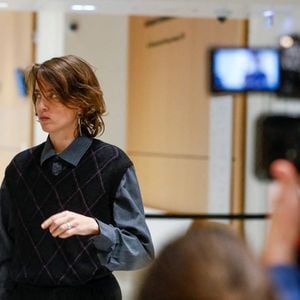 Adèle Haenel et son avocate, Anouck Michelin - C.Ruggia, accusé d'agressions sexuelles sur mineures, dont l'actrice A.Haenel alors âgée entre 12 et 14 ans au moment des faits, comparaît devant le tribunal correctionnel de Paris, le 9 décembre 2024.