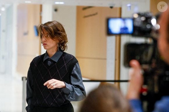 Adèle Haenel et son avocate, Anouck Michelin - C.Ruggia, accusé d'agressions sexuelles sur mineures, dont l'actrice A.Haenel alors âgée entre 12 et 14 ans au moment des faits, comparaît devant le tribunal correctionnel de Paris, le 9 décembre 2024.