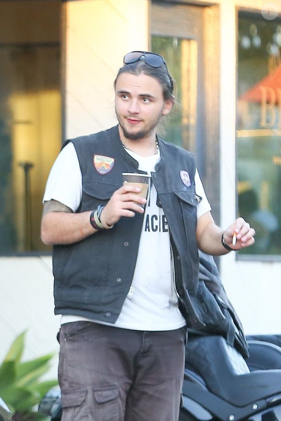 Prince Jackson fait de la moto avec des amis à Malibu le 20 novembre 2022.

Backgrid USA / Bestimage