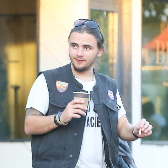 Prince Jackson fait de la moto avec des amis à Malibu le 20 novembre 2022.

Backgrid USA / Bestimage
