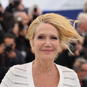 Guérie d’un cancer, elle se ressource désormais en Bretagne.

Théma - Cheveux au vent à Cannes - Clémentine Célarié - Photocall de "Connemara" lors du 78ème Festival International du Film de Cannes, le 22 mai 2025.
© Jacovides/Moreau/Bestimage