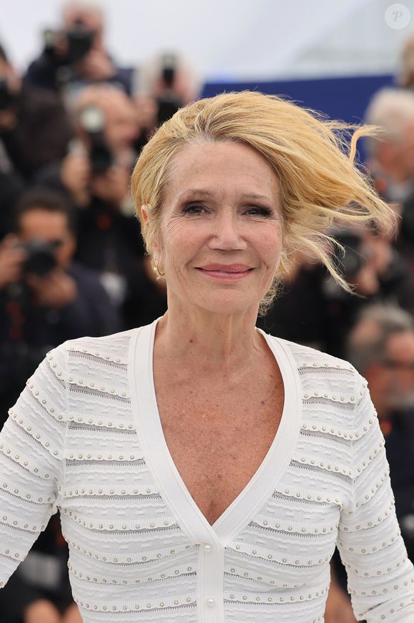 Guérie d’un cancer, elle se ressource désormais en Bretagne.

Théma - Cheveux au vent à Cannes - Clémentine Célarié - Photocall de "Connemara" lors du 78ème Festival International du Film de Cannes, le 22 mai 2025.
© Jacovides/Moreau/Bestimage