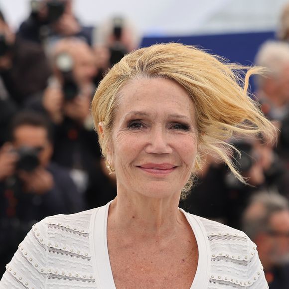 Guérie d’un cancer, elle se ressource désormais en Bretagne.

Théma - Cheveux au vent à Cannes - Clémentine Célarié - Photocall de "Connemara" lors du 78ème Festival International du Film de Cannes, le 22 mai 2025.
© Jacovides/Moreau/Bestimage