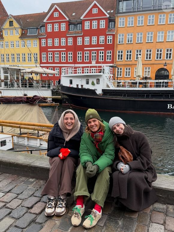 Alors que la petite famille vivait dans un 150m² à Montmartre, changement de vie !

Tess, la fille de Marine Vignes, part vivre à Copenhague. Photos des au revoir avec toute la famille.