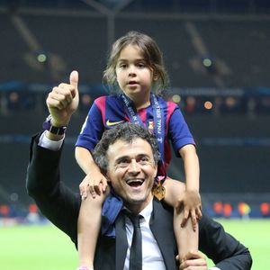 Luis Enrique, entraîneur du FC Barcelone, célèbre la victoire de son équipe en finale de la Ligue des champions de l'UEFA avec sa fille Xana Martinez après le match opposant la Juventus au FC Barcelone à l'Olympiastadion de Berlin, en Allemagne. © Imago/PsnewZ/Bestimage
