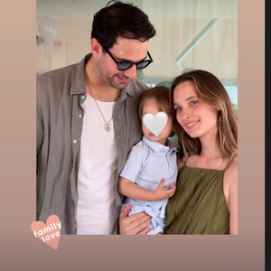 L'icône des années 90 détaille avec passion les nombreuses activités en plein air qu'elle organise pour les siens.

Ilona Smet avec son mari et son fils, Instagram.