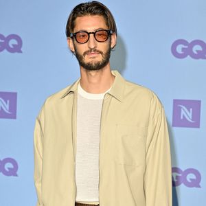 Ensemble, ils ont eu deux filles, Lola, née en 2017, et Billie, née en 2019.
Pierre Niney à la soirée Nespresso x GQ avant le 79e Festival de Cannes à Cannes, France, le 16 mai 2026. Photo par Julien Reynaud/APS-Medias/ABACAPRESS.COM