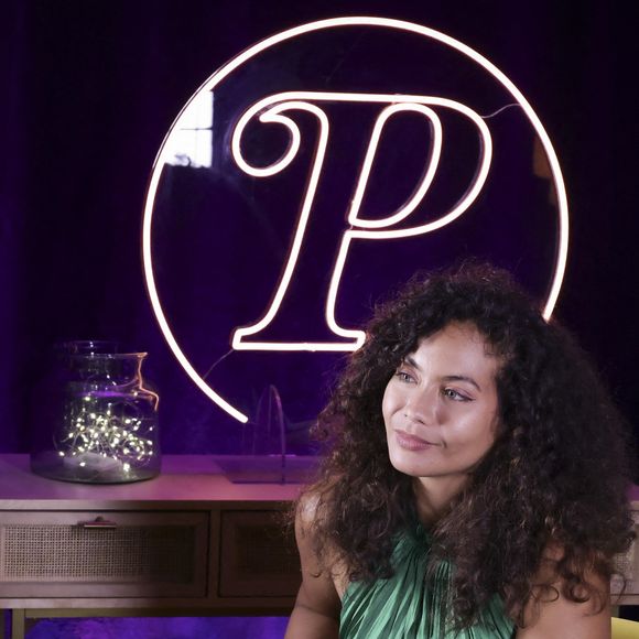 Vaimalama Chaves pose pour notre entretien En Privé avec, dans le cadre de la promotion de son premier livre "O Vai" (éd. First) - dans les locaux de Webedia