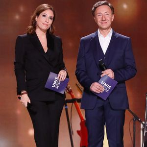 Exclusif - Léa Salamé, Stéphane Bern lors de l'émission "Unis face au séisme" à l'Olympia diffusée en direct sur France 2 le 14 mars 2023. Au terme de l'émission, les promesses de dons s'élevaient à 2,3 millions d'euros.
Unis face au séisme est un grand concert de solidarité pour les populations turque et syrienne.
Pour venir en aide aux milliers de familles victimes des séismes en Turquie et en Syrie, France Télévisions poursuit sa mobilisation aux côtés de la Fondation de France en organisant un grand concert en direct de l'Olympia, mardi 14 mars. L.Salamé et S.Bern ont présenté cette soirée de solidarité à laquelle ont participé des artistes français, turcs et syriens.
Le 6 février 2023, deux séismes exceptionnels de magnitude 7,8 et 7,6 ont frappé le sud de la Turquie et le nord-ouest de la Syrie, faisant au moins 52 000 morts et détruisant des milliers d'habitations. Cette catastrophe est la plus meurtrière que la région ait connue depuis des siècles.
Plus d'un mois après, la situation reste toujours extrêmement critique et les besoins d'urgence, l'aide alimentaire, l'accès à l'eau potable, la mise à l'abri des populations restent toujours d'actualité, alors que les températures sont particulièrement froides. Dans le nord-ouest de la Syrie, les 180 000 personnes déplacées par le tremblement de terre s'ajoutent aux 2,8 millions de personnes qui vivent déjà dans des conditions difficiles et précaires après avoir été déplacées à plusieurs reprises par la guerre qui dure depuis douze ans.

© Christophe Clovis/ Cyril Moreau / Bestimage