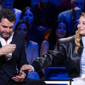 Arnaud Ducret, Santa lors de l'enregistrement de l'émission "La Boîte à secrets", présentée par Faustine Bollaert et diffusée le 17 octobre sur France 3, dans les studios du Lendit à Saint-Denis, France, le 23 septembre 2025.

© Cyril Moreau/Bestimage