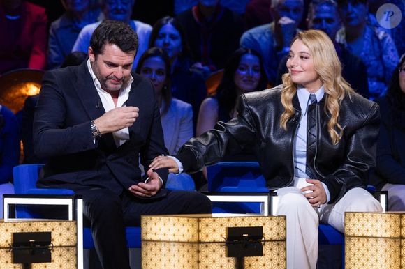 Arnaud Ducret, Santa lors de l'enregistrement de l'émission "La Boîte à secrets", présentée par Faustine Bollaert et diffusée le 17 octobre sur France 3, dans les studios du Lendit à Saint-Denis, France, le 23 septembre 2025.

© Cyril Moreau/Bestimage