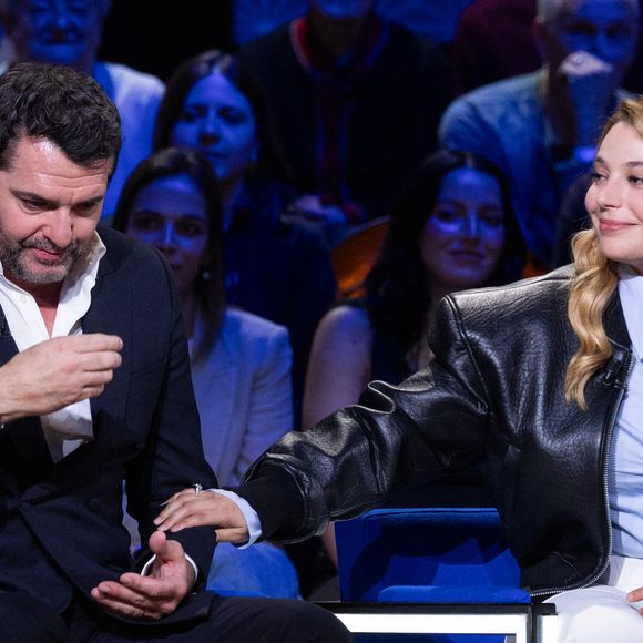 Arnaud Ducret, Santa lors de l'enregistrement de l'émission "La Boîte à secrets", présentée par Faustine Bollaert et diffusée le 17 octobre sur France 3, dans les studios du Lendit à Saint-Denis, France, le 23 septembre 2025.

© Cyril Moreau/Bestimage