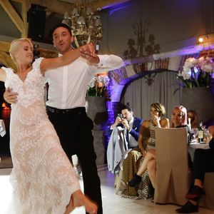 Exclusif  - Katrina Patchett et Maxime Dereymez - Mariage de Katrina Patchett et Valentin D'Hoore vendredi à 14 h à la mairie de Linselles dans les Hauts-de-France suivi d'une cérémonie civile d'échange d'anneaux, dont le maître de cérémonie était Maxime Dereymez, dans l'orangerie du château du Biez à Pecq en Belgique le 1er septembre 2017. © Philippe Doignon/Bestimage

Crédits obligatoires :
Valentin D'Hoore habillé par Hugo Boss
Katrina Patchett en robe Costarellos et chaussures Louboutin
Coiffure : Alexandra Dieu pour Vog coiffure
Maquillage : Marie Laure Thanneur