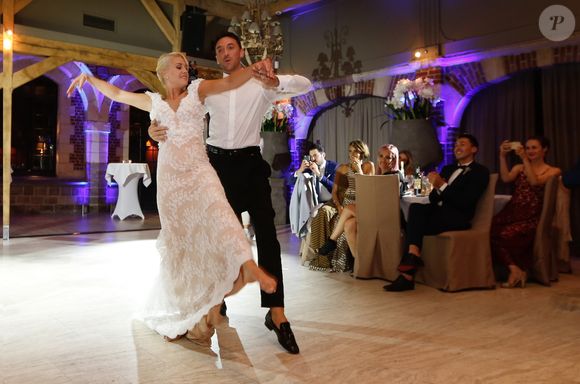 Exclusif  - Katrina Patchett et Maxime Dereymez - Mariage de Katrina Patchett et Valentin D'Hoore vendredi à 14 h à la mairie de Linselles dans les Hauts-de-France suivi d'une cérémonie civile d'échange d'anneaux, dont le maître de cérémonie était Maxime Dereymez, dans l'orangerie du château du Biez à Pecq en Belgique le 1er septembre 2017. © Philippe Doignon/Bestimage

Crédits obligatoires :
Valentin D'Hoore habillé par Hugo Boss
Katrina Patchett en robe Costarellos et chaussures Louboutin
Coiffure : Alexandra Dieu pour Vog coiffure
Maquillage : Marie Laure Thanneur