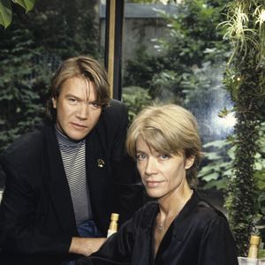 En octobre 1991, l'artiste avait d'ailleurs été immortalisée au milieu de cette végétation luxuriante.

Archives - En France, à Paris, Françoise Hardy, en intérieur, dans une veranda de son appartement, donant sur son jardin, en compagnie de Patrick Juvet. En octobre 1991. 

© Jean Lenoir via Bestimage