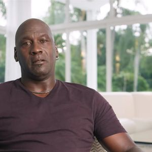 Le restaurant est célèbre pour son décor luxuriant composé de milliers de fleurs fraîches.
Extraits de la série documentaire (en 10 parties) intitulée «The Last Dance» sur Michael Jordan et les Chicago Bulls.