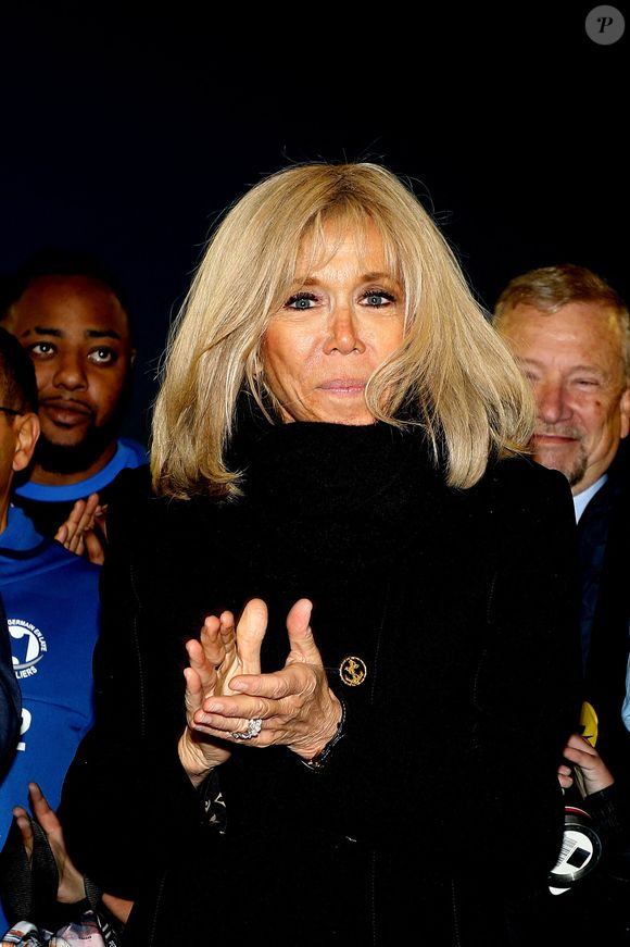 Brigitte Macron, présidente de la Fondation Hôpitaux de Paris-Hôpitaux de France, reçoit un chèque de 50000 euros à l'issue du match de football caritatif entre le Variétés club de France et les soignants de l'hôpital Poissy Saint Germain au stade Léo Lagrange à Poissy le 14 octobre 2021.
Le président de la République était  aligné au poste de milieu défensif avec un maillot floqué du numéro 3 pour la rencontre. 


© Dominique Jacovides / Bestimage