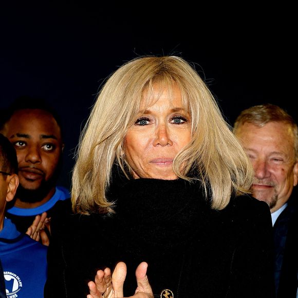 Brigitte Macron, présidente de la Fondation Hôpitaux de Paris-Hôpitaux de France, reçoit un chèque de 50000 euros à l'issue du match de football caritatif entre le Variétés club de France et les soignants de l'hôpital Poissy Saint Germain au stade Léo Lagrange à Poissy le 14 octobre 2021.
Le président de la République était  aligné au poste de milieu défensif avec un maillot floqué du numéro 3 pour la rencontre. 


© Dominique Jacovides / Bestimage
