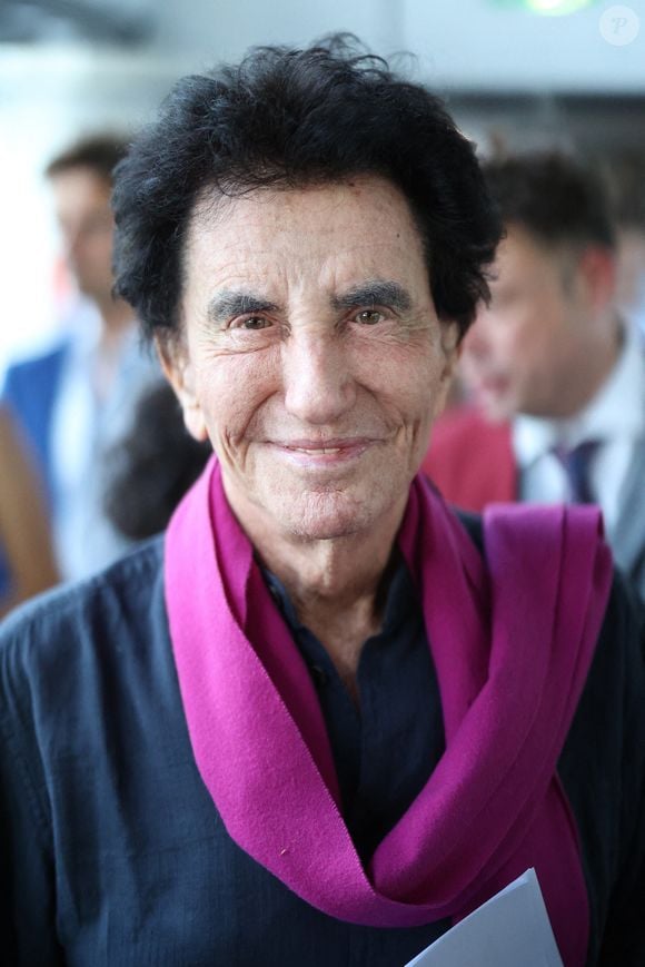 L'éditeur de Jack Lang a notamment révélé que ce dernier lui aurait dit : "C’est une toute petite maison. Elle est tellement petite que quand j’y suis avec ma femme et mes deux petites filles, on ne peut inviter personne".

Jack Lang assiste à la première de l'exposition " Le Mystère Cléopatre " à l'Institut du Monde Arabe à Paris. 

Photo : Jerome Dominé / Abaca