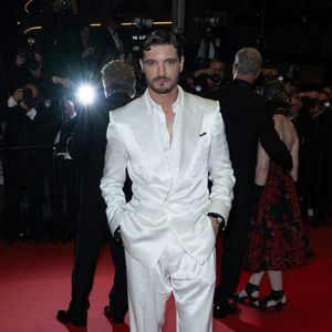 Niels Schneider assiste à la projection 'La Bataille De Gaulle L'Age De Fer' au Palais Des Festivals à Cannes, France, le 20 mai 2026 dans le cadre du 79ème Festival de Cannes. Photo par Nicolas Genin/ABACAPRESS.COM