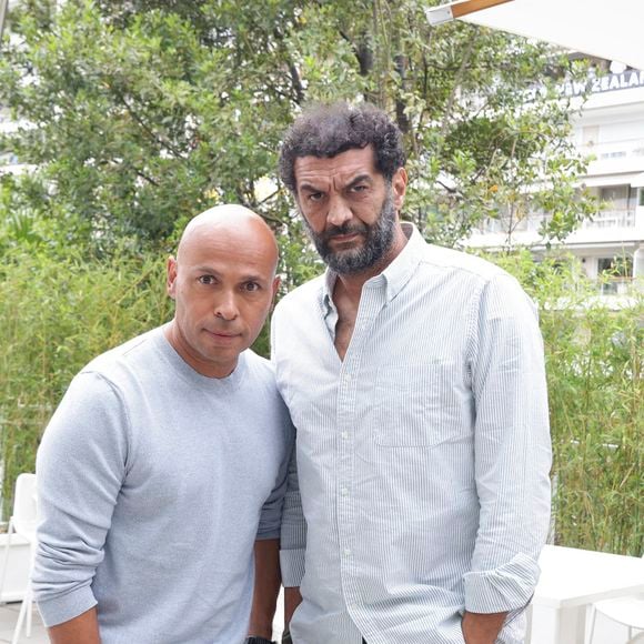 Dans un entretien à Brut, Eric et Ramzy ont en effet raconté que l'une des comédiennes qui a fait le succès de la série hospitalière avait eu, deux ans plus tôt, un comportement un peu cavalier avec le duo, lors de l'une de ses représentations.

Exclusif - Rendez-vous avec Eric Judor et Ramzy Bedia lors de l'émission Brut Officiel au 76e Festival de Cannes le 18 mai 2023. © Jack Tribeca / Bestimage
