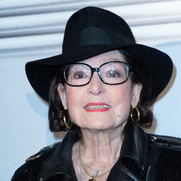 Au fil des années, Nana Mouskouri est devenue comme "une étrangère" pour son fils Nicolas. Lui se souvient surtout de l'absence pesante de sa mère, partie loin d'eux aux quatre coins du monde.

Nana Mouskouri assiste au dernier défilé Jean-Paul Gaultier Haute Couture Printemps/Été 2020 dans le cadre de la semaine de la mode à Paris, France, le 22 janvier 2020. Photo par Aurore Marechal/ABACAPRESS.COM