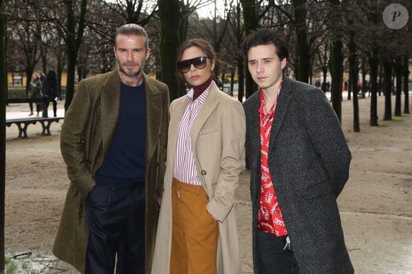 D’autres assurent que la scène était maladroite mais pas provocante.

David Beckham, Victoria Beckham et Brooklyn Beckham assistent au défilé Louis Vuitton Men Menswear Fall/Winter 2018-2019 dans le cadre de la semaine de la mode à Paris, en France, le 18 janvier 2018. Photo par Jerome Domine/ABACAPRESS.COM