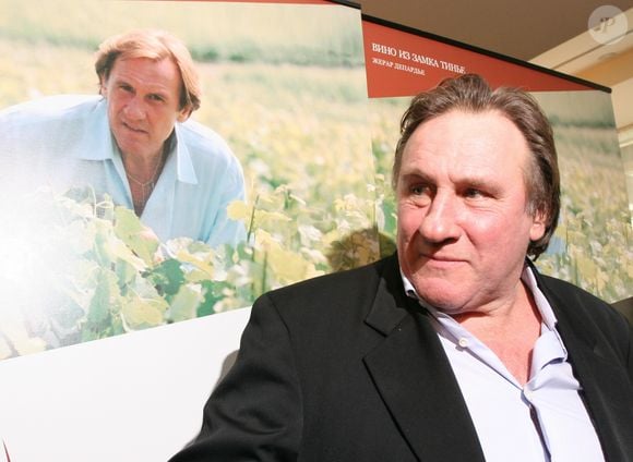 Archives - Gerard Depardieu fait la promotion du vin d'Anjou "Chateau de Tigné", fabrique dans sa propriete dans la vallee de la Loire. Le 28 octobre 2007