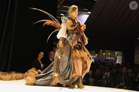 Juliette Katz présente une création en chocolat lors de la soirée d'ouverture du 17e Salon du Chocolat qui se tient à la Porte de Versailles à Paris, France, le 19 octobre 2011. Photo by Nicolas Briquet/ABACAPRESS.COM