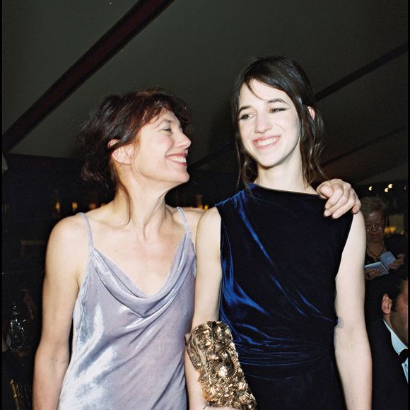 Avoir une maman comme Jane Birkin n'a pas été toujours facile à vivre

Jane Birkin et sa fille Charlotte Gainsbourg, César du Meilleur second rôle féminin pour "La Bûche" en 2000.  © RINDOFF-GARCIA / BESTIMAGE
