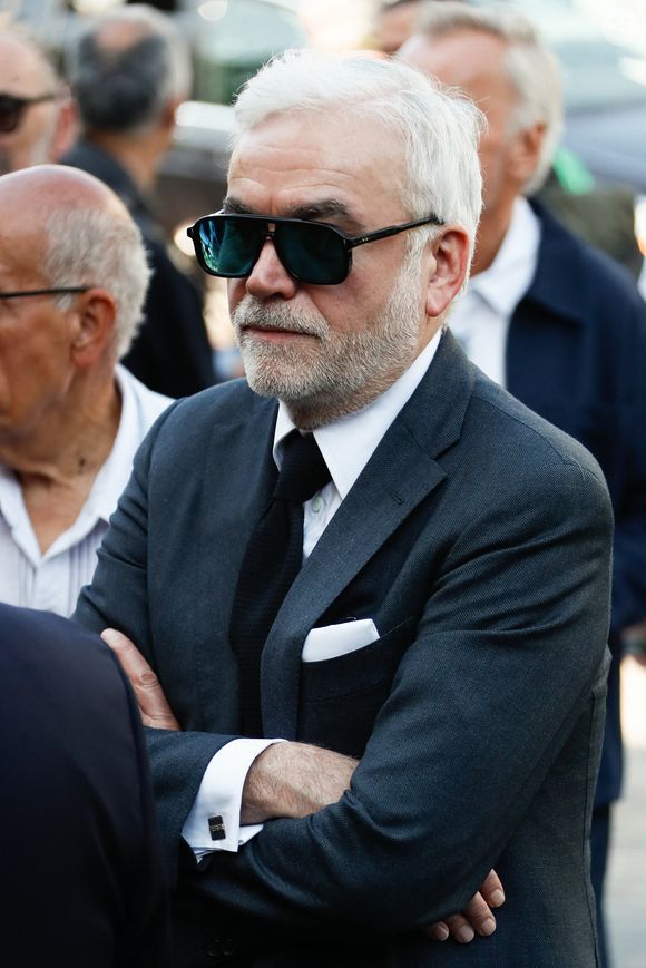Pascal Praud - Arrivées aux obsèques de Philippe Labro en l'église de Saint-Germain-des-Prés à Paris le 13 juin 2025. © Dominique Jacovides - Christophe Clovis / Bestimage