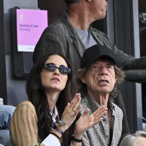 Depuis 2014, le leader des Rolling Stones file le parfait amour avec la chorégraphe américaine Melanie Hamrick qui publiera prochainement son 3ème roman.

Mick Jagger et sa compagne Melanie Hamrick assistent aux épreuves d'athlétisme lors des Jeux Olympiques de Paris2024 (JO), le 8 août 2024.  © Perusseau-Jacovides / Bestimage