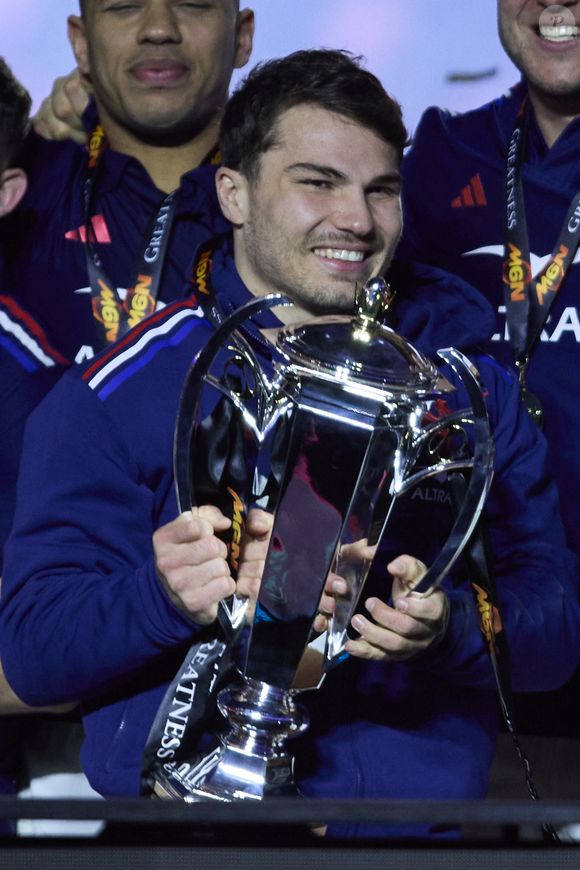 Antoine Dupont avec le trophée du tournoi des Six Nations - La France domine l'Ecosse (35-16) et remporte le Tournoi des 6 Nations au Stade de France à Saint-Denis, Seine Saint-Denis, France, le 15 mars 2025. © Cyril Moreau/Bestimage