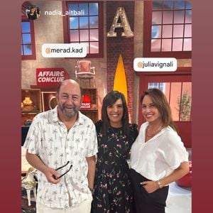Il portait d'ailleurs une chemise à imprimé palmier, sans doute pour faire comprendre qu'il est grand temps de partir en vacances !
Kad Merad a retrouvé Julia Vignali sur le plateau d'Affaire conclue
