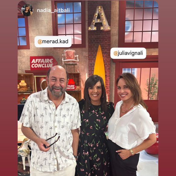 Il portait d'ailleurs une chemise à imprimé palmier, sans doute pour faire comprendre qu'il est grand temps de partir en vacances !

Kad Merad a retrouvé Julia Vignali sur le plateau d'Affaire conclue