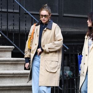 04/03/2026 : Gigi Hadid est élégante lors de sa sortie à New York. Le mannequin de 30 ans portait un chemisier noir sous un trench kaki avec un jean en détresse, un sac à bandoulière jaune avec une lanière en cuir beige et des mocassins rouges Miu Miu.

Photo : The ImageDirect / Bestimage