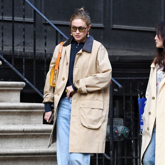 04/03/2026 : Gigi Hadid est élégante lors de sa sortie à New York. Le mannequin de 30 ans portait un chemisier noir sous un trench kaki avec un jean en détresse, un sac à bandoulière jaune avec une lanière en cuir beige et des mocassins rouges Miu Miu.

Photo : The ImageDirect / Bestimage