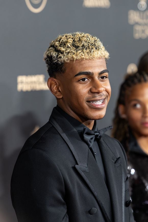 Lamine Yamal au photocall de la 69ème cérémonie du Ballon D'Or 2025 au théâtre du Châtelet à Paris, France, le 22 septembre 2025. © Cyril Moreau/Bestimage