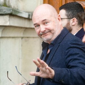 Suspendu de l'antenne après une enquête pour viol, Sébastien Cauet réclame en justice son retour sur NRJ au tribunal de commerce de Paris, France, le 18 mars 2024. L'animateur de radio a assigné la station en justice pour exiger son retour sur les ondes. L'animateur, suspendu depuis novembre dernier de l'antenne de NRJ, fait désormais l'objet d'au moins 5 plaintes pour viol ou agression sexuelle. © Christiophe Clovis/Bestimage